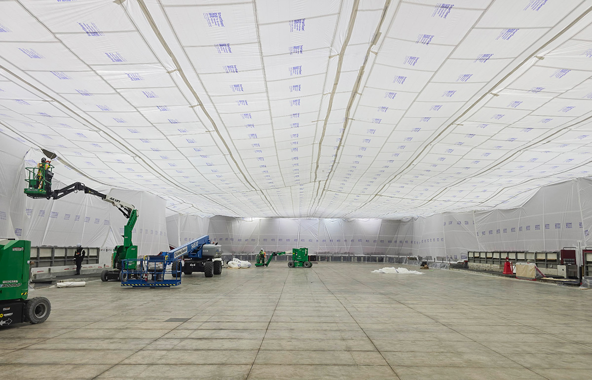 Sealed workspace interior with scissor lift